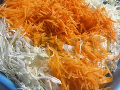 Rudeninės kopūstų salotos su morkomis Žingsnis 2