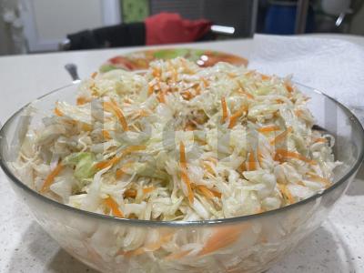 Rudeninės kopūstų salotos su morkomis pagrindine nuotrauka