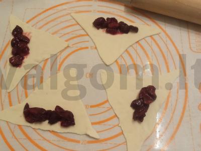 Bageliai su vyšnių uogiene prie kavos. Žingsnis 2