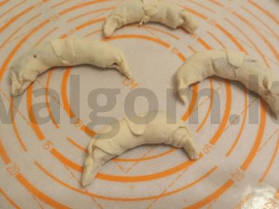 Bageliai su vyšnių uogiene prie kavos. Žingsnis 3