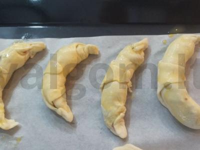 Bageliai su vyšnių uogiene prie kavos. Žingsnis 4