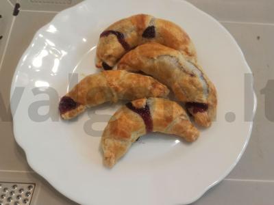 Bageliai su vyšnių uogiene prie kavos. pagrindine nuotrauka