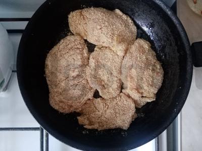 Vištienos kotletai džiūvėsėliuose Žingsnis 4