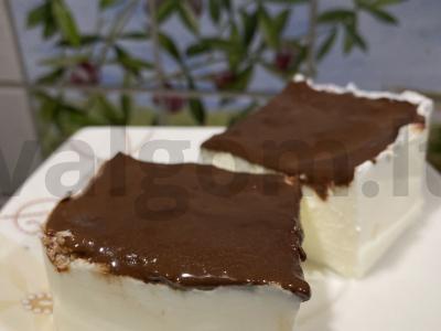 Varškės desertas su juoduoju šokoladu pagrindine nuotrauka