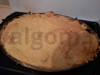 Su šonine ir sūriu keptos bulvės pagrindine nuotrauka