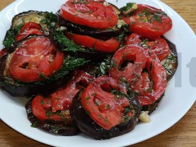Baklažanų užkandis su pomidorais pagrindine nuotrauka