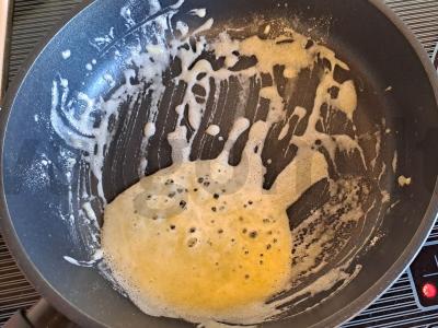 Sumuštinis su pomidorų padažu ir keptais svogūnais Žingsnis 2