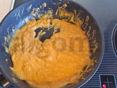 Sumuštinis su pomidorų padažu ir keptais svogūnais Žingsnis 3