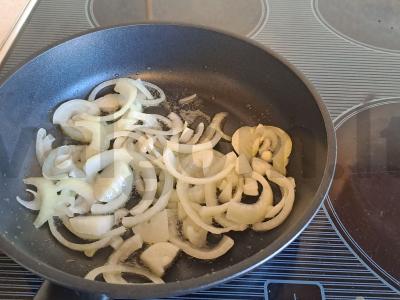 Sumuštinis su pomidorų padažu ir keptais svogūnais Žingsnis 4