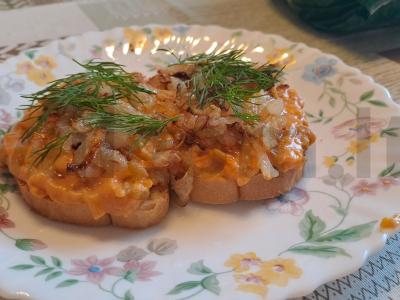 Sumuštinis su pomidorų padažu ir keptais svogūnais pagrindine nuotrauka