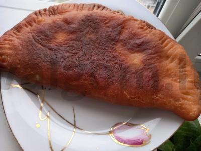 Naminiai čeburekai su malta kiauliena keptuvėje pagrindine nuotrauka