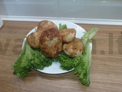 Vištienos kotletai su kopūstais pagrindine nuotrauka