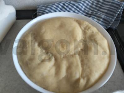 Pyragai iš mielinės tešlos su bulvėmis ir malta mėsa Žingsnis 1