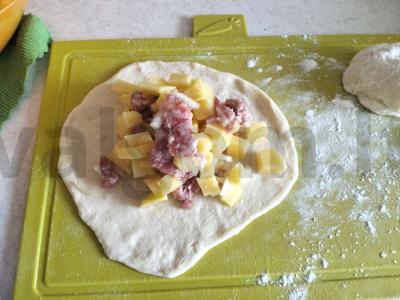 Pyragai iš mielinės tešlos su bulvėmis ir malta mėsa Žingsnis 4