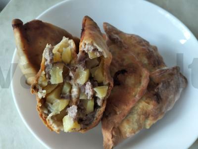 Pyragai iš mielinės tešlos su bulvėmis ir malta mėsa pagrindine nuotrauka