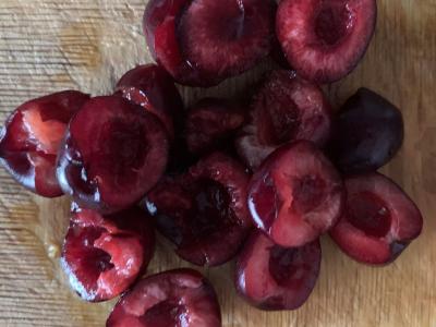 Vaisinis vasaros desertas su vyšniomis ir medumi Žingsnis 2