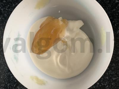 Vaisinis vasaros desertas su vyšniomis ir medumi Žingsnis 3