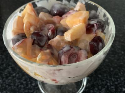 Vaisinis vasaros desertas su vyšniomis ir medumi Žingsnis 4