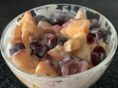 Vaisinis vasaros desertas su vyšniomis ir medumi pagrindine nuotrauka