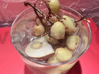 Baltųjų vynuogių ir vaisių kompotas pagrindine nuotrauka