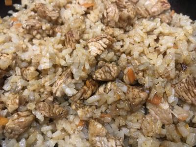 Ryžiai su vištiena sojų padaže pagrindine nuotrauka