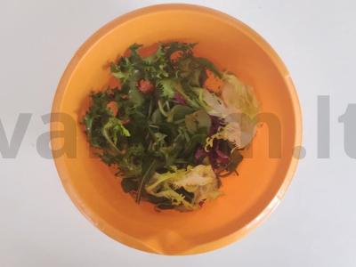 Skanios persimonų ir sūrio salotos Žingsnis 1