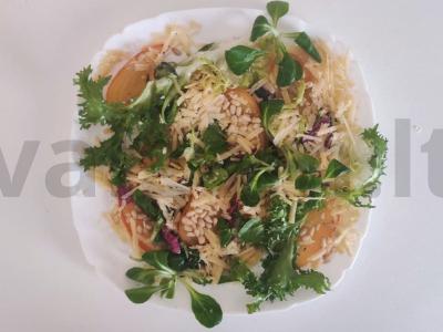 Skanios persimonų ir sūrio salotos pagrindine nuotrauka