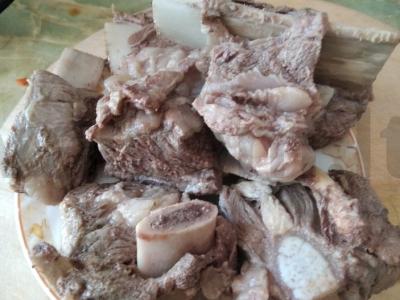 Sriuba su jautiena su kaulu, pomidorais ir bulvėmis Žingsnis 1