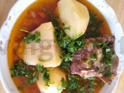 Sriuba su jautiena su kaulu, pomidorais ir bulvėmis pagrindine nuotrauka