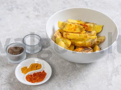 Orkaitėje keptos bulvių skiltelės Žingsnis 1