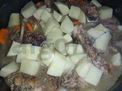 Švelnus triušis, troškintas su daržovėmis Žingsnis 2