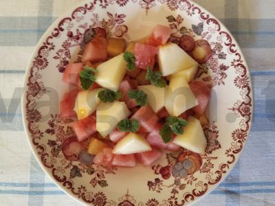 Vaisių salotos su padažu pagrindine nuotrauka