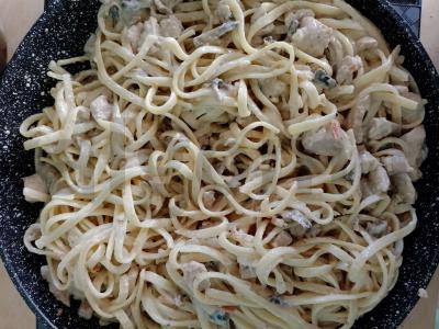 Makaronai su vištiena ir grybais grietinėlėje pagrindine nuotrauka