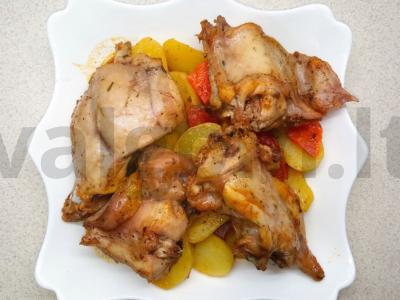 Sultingas triušis su orkaitėje keptomis daržovėmis pagrindine nuotrauka