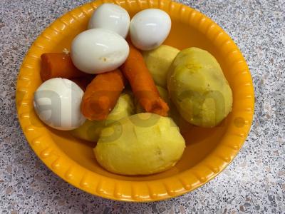 Olivier užkandis tartaletėse. Žingsnis 1