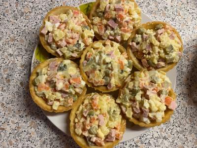 Olivier užkandis tartaletėse. pagrindine nuotrauka