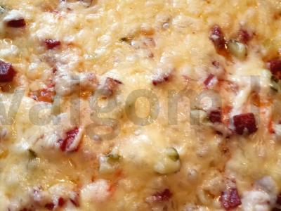 Dešros ir sūrio pica bet kokiai progai pagrindine nuotrauka