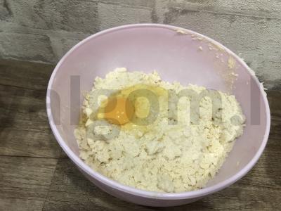 Pyragas iš trapios tešlos su varške ir vaisiais Žingsnis 3