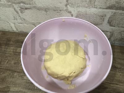 Pyragas iš trapios tešlos su varške ir vaisiais Žingsnis 4