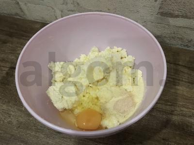 Pyragas iš trapios tešlos su varške ir vaisiais Žingsnis 5