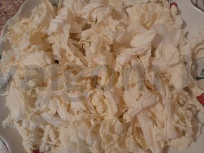 Pekino kopūstų ir pomidorų salotos Žingsnis 1