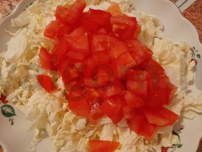 Pekino kopūstų ir pomidorų salotos Žingsnis 2
