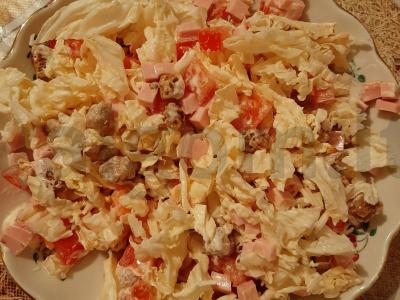 Pekino kopūstų ir pomidorų salotos pagrindine nuotrauka