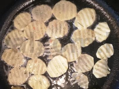 Keptuvėje kepami traškučiai su prieskoniais Žingsnis 3