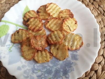 Keptuvėje kepami traškučiai su prieskoniais pagrindine nuotrauka