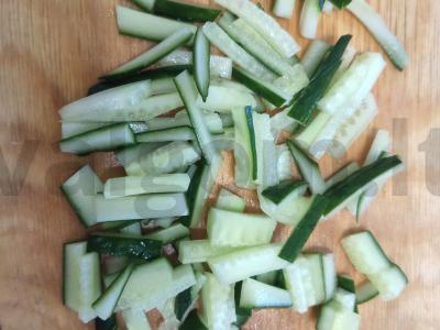 "Pavasario" salotos su pusiau rūkyta dešra ir kukurūzais Žingsnis 1