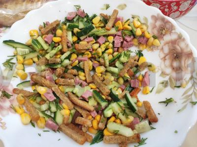 "Pavasario" salotos su pusiau rūkyta dešra ir kukurūzais Žingsnis 4