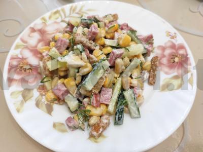 "Pavasario" salotos su pusiau rūkyta dešra ir kukurūzais pagrindine nuotrauka