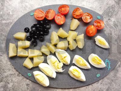 Maistingos salotos su tunu, kiaušiniais ir vyšniniais pomidorais su aštriu padažu Žingsnis 1