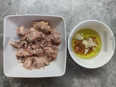 Maistingos salotos su tunu, kiaušiniais ir vyšniniais pomidorais su aštriu padažu Žingsnis 2